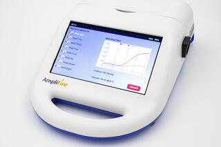 AmpliFire portable isothermal fluorometer with target and internal control curves on screen